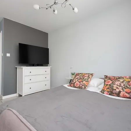 Cosy With A Balcony Close To The Park By Renters